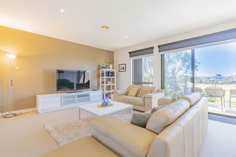 Stylish 3 Bedroom Townhouse - Free Parking - eAccommodation 9