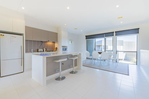 Stylish 3 Bedroom Townhouse - Free Parking - eAccommodation 3