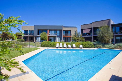 Stylish 3 Bedroom Townhouse - Free Parking - eAccommodation 5