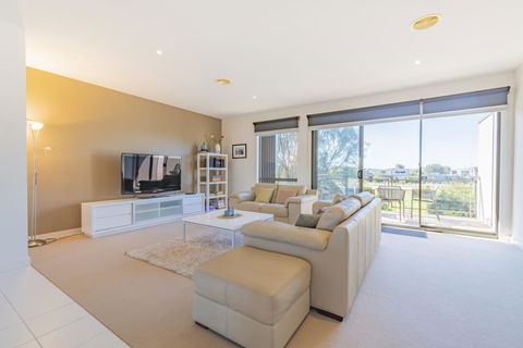 Stylish 3 Bedroom Townhouse - Free Parking - eAccommodation 15