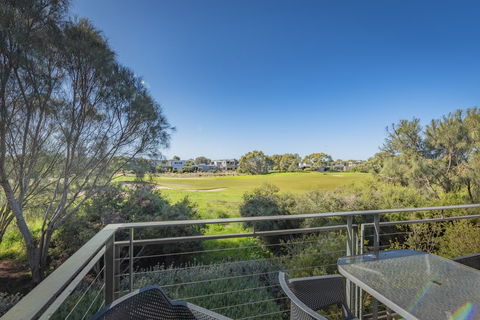 Stylish 3 Bedroom Townhouse - Free Parking - eAccommodation 12