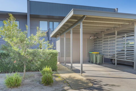 Stylish 3 Bedroom Townhouse - Free Parking - eAccommodation 24