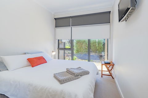 Stylish 3 Bedroom Townhouse - Free Parking - eAccommodation 7