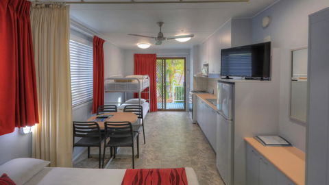 Alex Beach Cabins And Tourist Park - eAccommodation 33