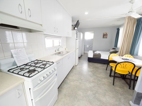 Alex Beach Cabins And Tourist Park - eAccommodation 29