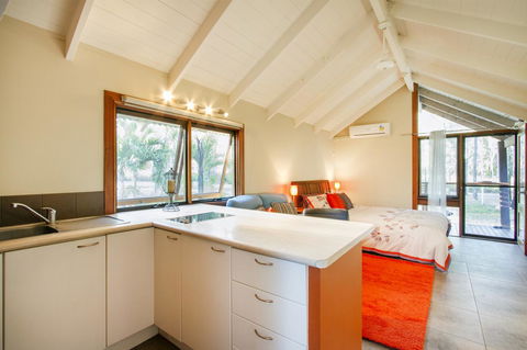Airlie Beach Eco Cabins - Adults Only - eAccommodation 12