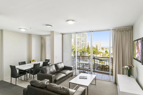 Mantra Towers Of Chevron - eAccommodation 24