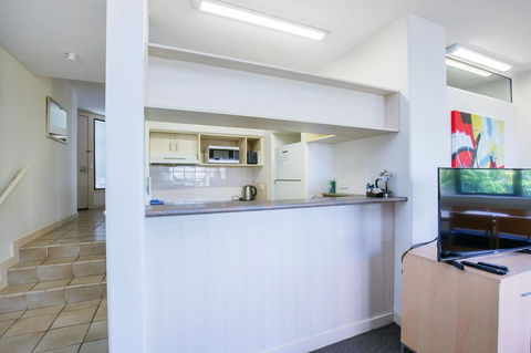 Tiki Hotel Apartments Surfers Paradise - eAccommodation 9