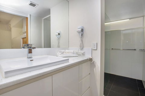 Tiki Hotel Apartments Surfers Paradise - eAccommodation 5