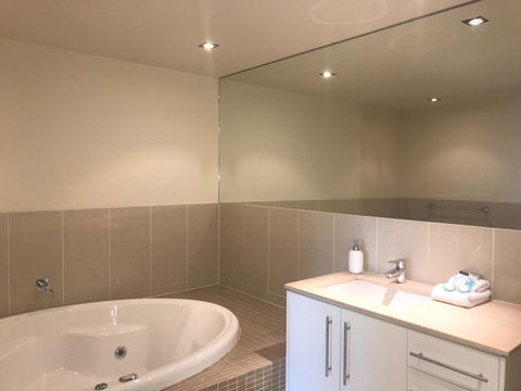 Proximity Waterfront Apartments - eAccommodation 12