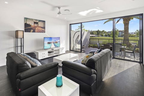 The Residences At The Peninsula - eAccommodation 18