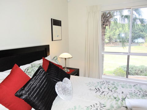 Waterfront Resort Villa With Buggy - eAccommodation 11