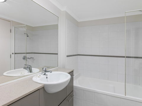Oaks Brisbane River City Suites - eAccommodation 10