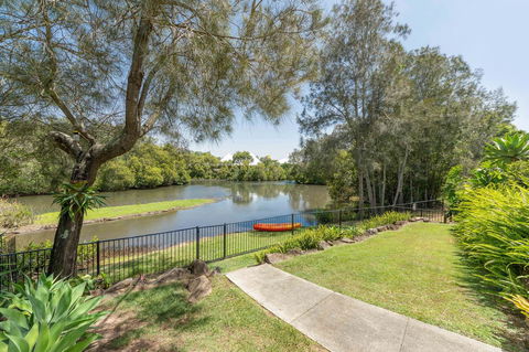 Waterfront Theme Park Getaway - eAccommodation 20