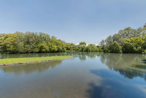 Waterfront Theme Park Getaway - eAccommodation 24