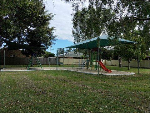Waterfront Theme Park Getaway - eAccommodation 27