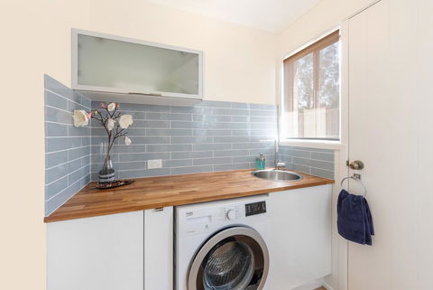Waterfront Theme Park Getaway - eAccommodation 12