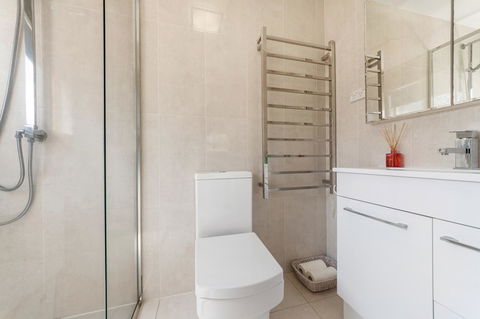 Waterfront Theme Park Getaway - eAccommodation 8