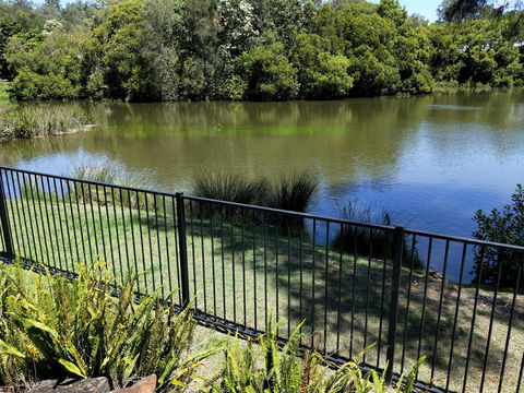 Waterfront Theme Park Getaway - eAccommodation 22