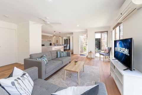 Waterfront Theme Park Getaway - eAccommodation 3