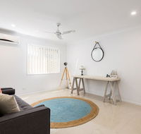 Briz Stays - Whites Road - eAccommodation