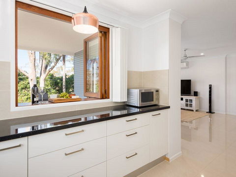 Briz Stays - Whites Road - eAccommodation 9