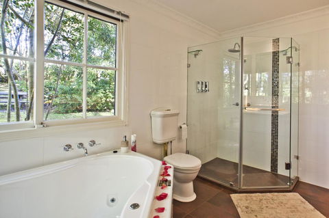 Curtis Falls Cottage - eAccommodation 4