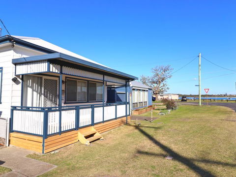 Waterside Retreat - eAccommodation 1