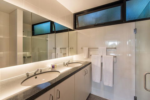 Waves 3 Luxury 3 Bedroom Endless Ocean Views Central Location + Buggy - eAccommodation 1