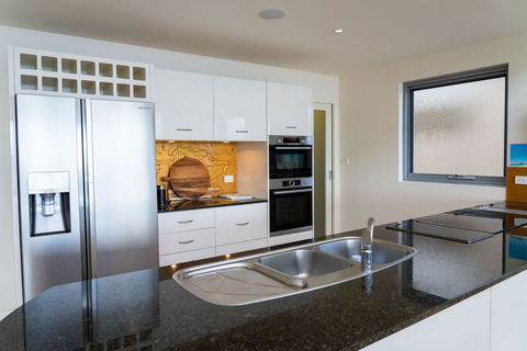 Whale View - Grand Luxurious Beachfront Home - eAccommodation 3