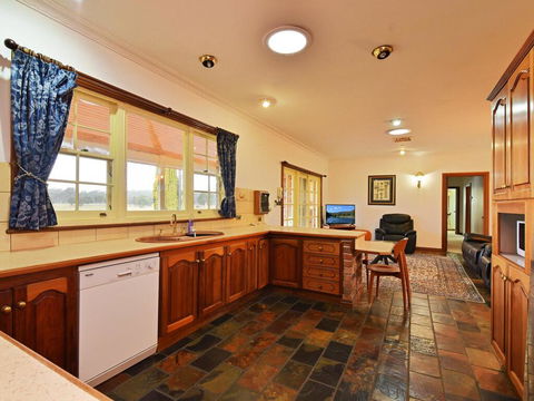 Wine Country Homestead 4-6br House - eAccommodation 2