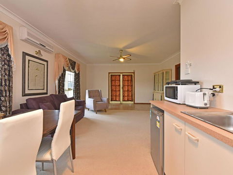 Wine Country Homestead Estate - eAccommodation 3