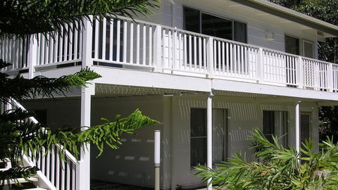 Wonky Pine Beach House, NARRWALLEE- 4 Bedroom - eAccommodation 0