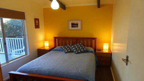Wonky Pine Beach House, NARRWALLEE- 4 Bedroom - eAccommodation 3