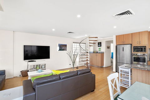 Yacaaba Terrace, Unit 9, 3 Yacaaba Street - eAccommodation 3