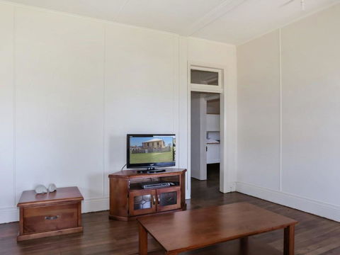 Yamba Pilot Cottage 1 - Pets Welcome - Close To Beach - eAccommodation 1