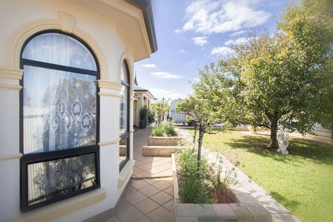 Yellow Rose Cottage - eAccommodation 2