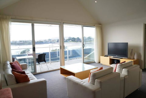 York Cove Holiday Hotel - eAccommodation 2