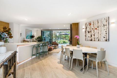 Your Luxury Escape - Ground Luxury - eAccommodation 1