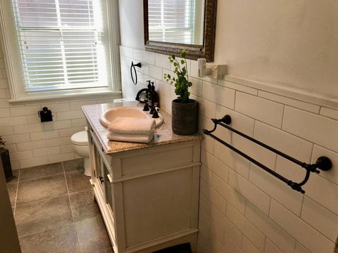 YSG The Edward Townhouse 153 - Walk To Town - eAccommodation 3