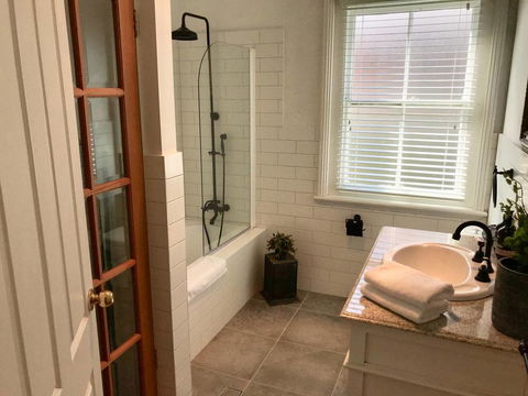 YSG The Edward Townhouse 153 - Walk To Town - eAccommodation 2