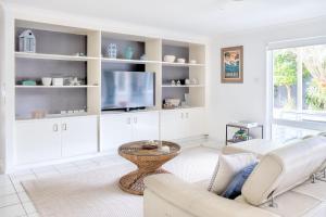 Relax At Bokarina Beach House Walk To Beach Relax By The Pool - eAccommodation 6