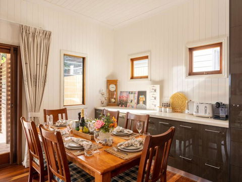 6KM To CBD Convenient 5BR Queenslander Coorparoo - eAccommodation 0