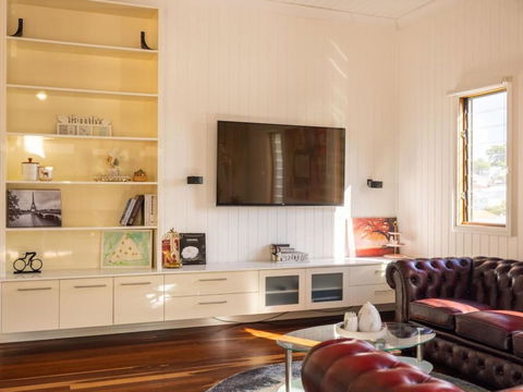 6KM To CBD Convenient 5BR Queenslander Coorparoo - eAccommodation 2