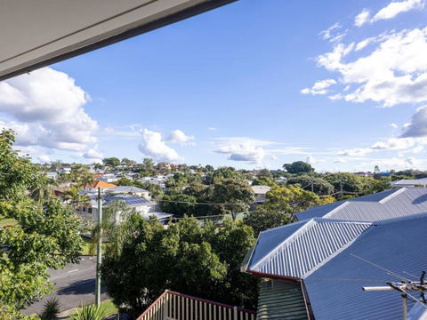 6KM To CBD Convenient 5BR Queenslander Coorparoo - eAccommodation 4