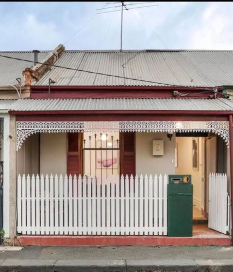 A Beautiful Terrace House With Parking & Courtyard - eAccommodation 0