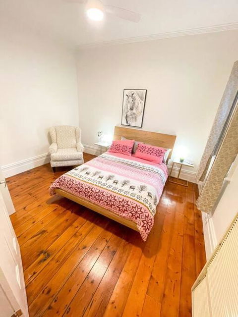 A Beautiful Terrace House With Parking & Courtyard - eAccommodation 4