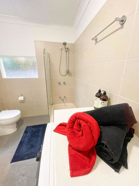 A Beautiful Terrace House With Parking & Courtyard - eAccommodation 1