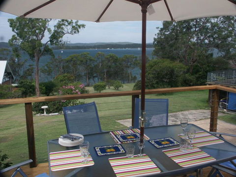 A LAKEHOUSE ESCAPE - A Waterfront Reserve On Shores Of Lake Macquarie - eAccommodation 1