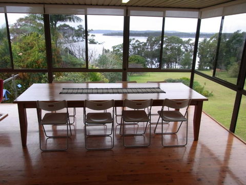 A LAKEHOUSE ESCAPE - A Waterfront Reserve On Shores Of Lake Macquarie - eAccommodation 3